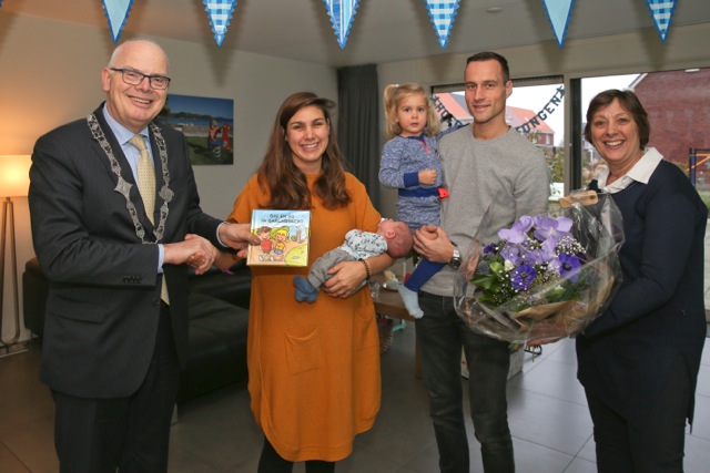 Burgemeester Jan van Belzen reikt 1e geboorteboekje 'Bas en Bo in Barendrecht' uit